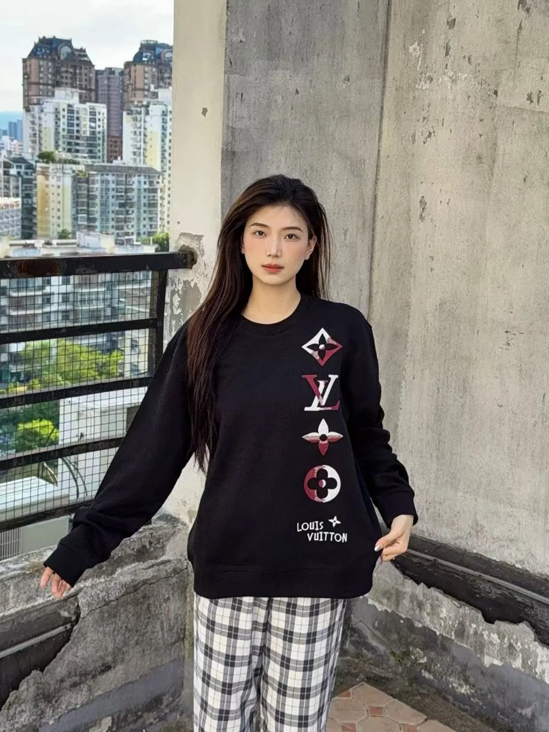 Louis Vuitton/Louis Vuitton 25Fw contrasting color four-flower embroidery crew neck sweatshirt